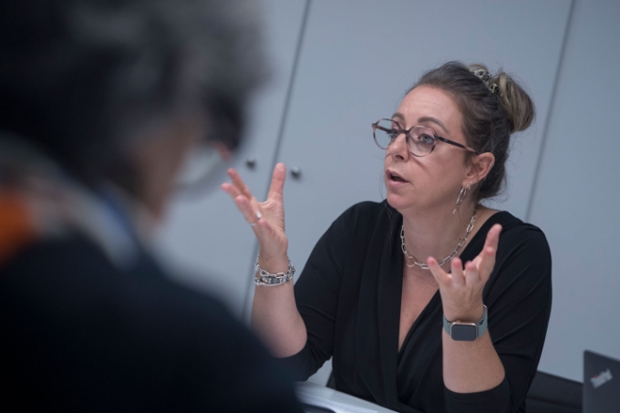 Christelle Chambarlhac en situation d'interview.