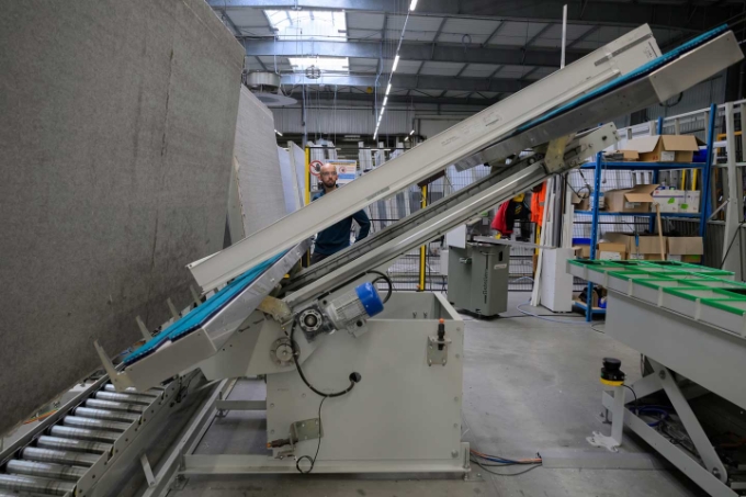 Dans les ateliers de production, plusieurs postes sont dotés de tables automatisées pour retourner les fenêtres sans manutention manuelle. 