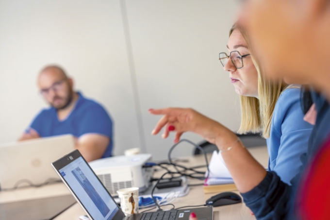 Vue d'une situation de travail en entreprise.