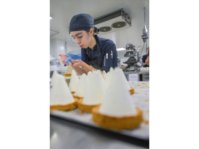 Vue d'une situation de travail dans un laboratoire de pâtisserie.