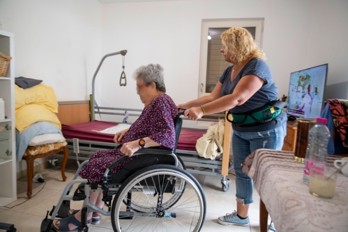 Illustration d'une situation de travail dans le secteur de l'aide à domicile.