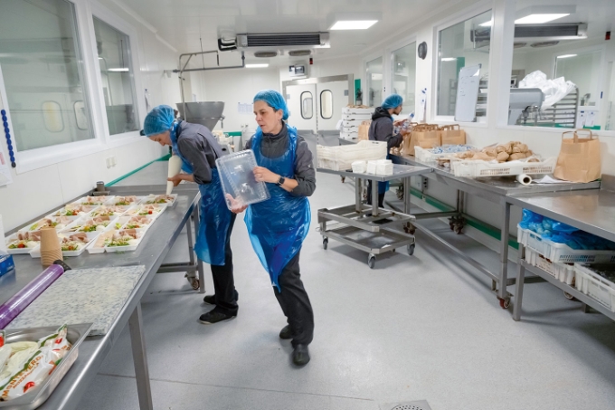 L’aménagement intérieur des locaux a fait l’objet d’un contrat de prévention qui a porté sur différents points : sols antidérapants (en résine), autolaveuse, caniveaux, portes sectionnelles, portes  de chambres froides coulissantes.