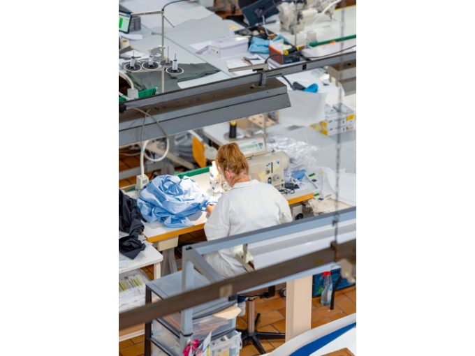 Sur 2 000 m2,  le travail est parfaitement orchestré : avec  la découpe, le piquage, le repassage intermédiaire  et final, l’épluchage  (le fait de couper  les petits fils qui dépassent) et le pliage avant l’expédition