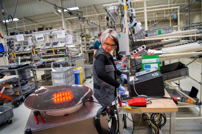 Opération de contrôle d'un luminaire par une salariée disposant d'une habilitation électrique.