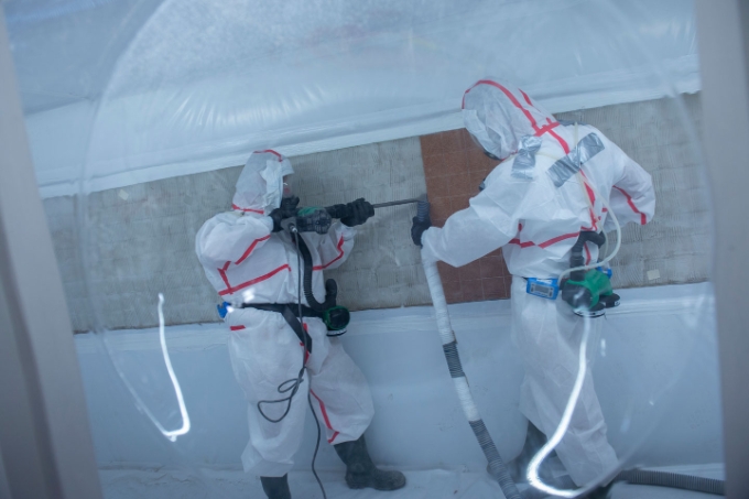 Vue d'une situation de travail dans une zone amiante.