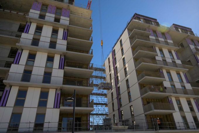 Un échafaudage permet les circulations horizontales entre les deux bâtiments R+11. 