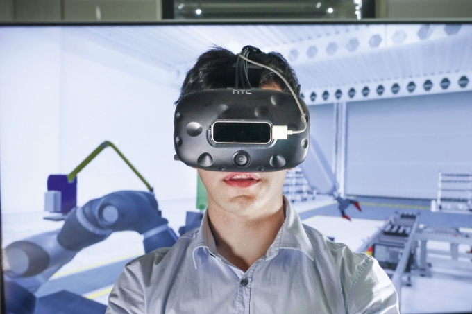 Vue d'une situation de travail avec un casque de réalité virtuelle.