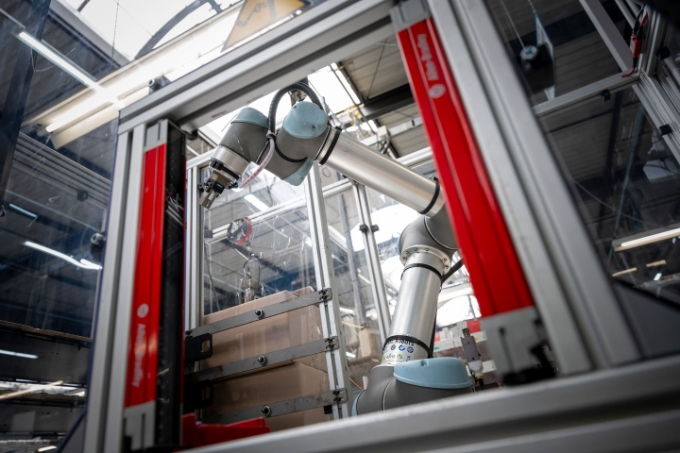 Illustration d'un cobot dans une usine.