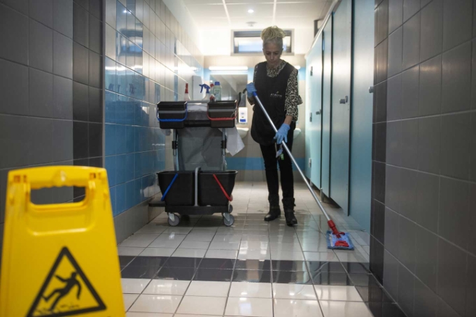 Illustration d'un agent de nettoyage en situation de travail.