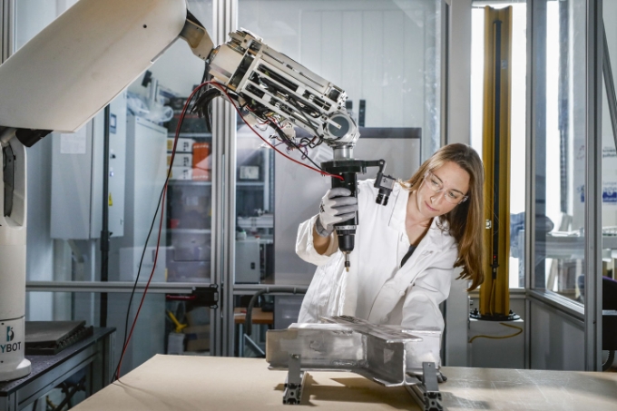 Illustration d'usage d'un cobot en situation de travail.