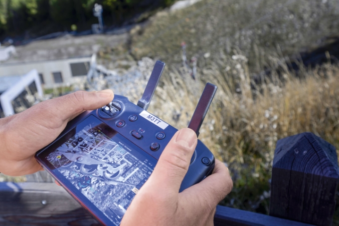Illustration de l'utilisation d'un drone pour une opération de maintenance.