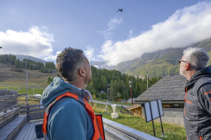 Vue d'une situation de travail avec usage d'un drone.