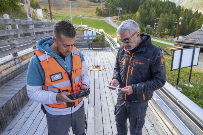 Vue d'une situation de travail avec usage d'un drone.