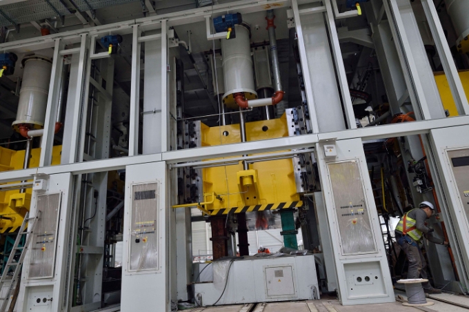 Vue d'une presse hydraulique. 