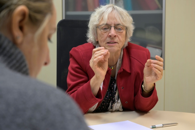 Martine Léonard en situation d'interview.