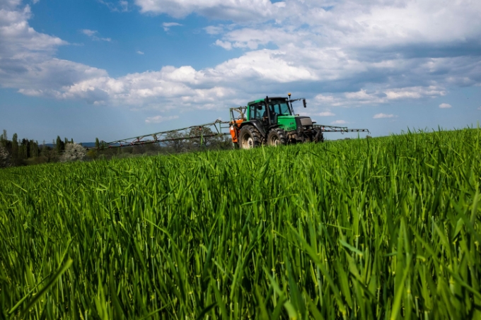 Vue d'un épandage de pesticide.