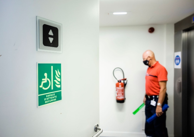 Vue d'une situation de travail d'un pompier d'entreprise.