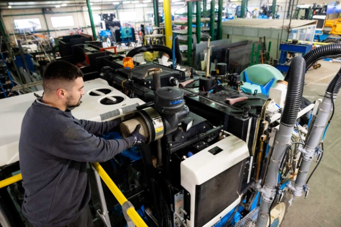 La plate-forme roulante, aujourd'hui adoptée par la majorité des réparateurs, se substitue aux escabeaux précédemment utilisés pour intervenir sur les parties supérieures des enjambeurs. 