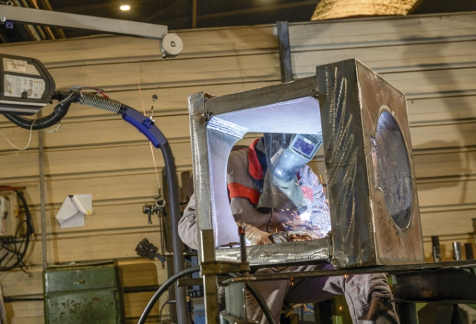 Afin d'adapter le plus possible le dispositif et de faciliter son acceptation, des choix techniques ont été effectués, comme l’installation de potences de soudage dédiées, d’équilibreurs pour soulager le poids des torches…