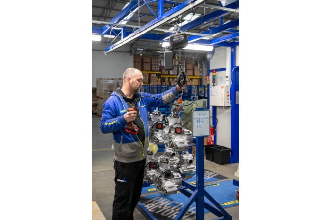 À la fin de la ligne  de montage des moteurs, ces derniers sont tous testés. Étant donné qu'ils peuvent atteindre 30 kg,  un système de palan, qui permet de les récupérer sans  les porter, a été réalisé en partie en interne afin qu'il soit bien adapté aux besoins des opérateurs. 
