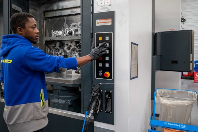 Le bâtiment dédié à l'usinage a été rénové il y a deux ans, avec l'aide de la Carsat et du Centre de mesures physiques. Toutes les machines  de ce bâtiment  sont entièrement capotées et les brouillards d'huile sont aspirés, filtrés avant d'être rejetés à l'extérieur.