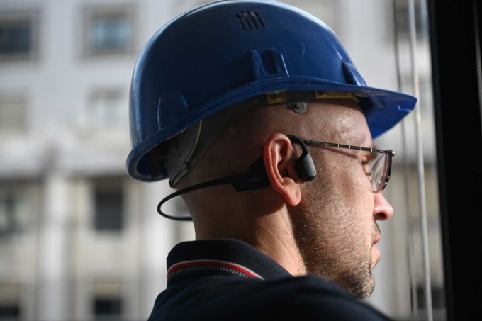 Vue d'un salarié équipé d'un casque à conduction osseuse.