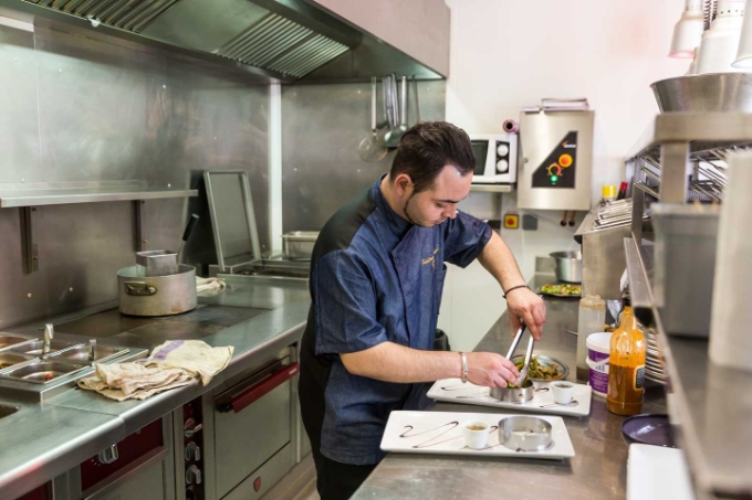 Vue d'une situation de travail dans le secteur de la restauration.