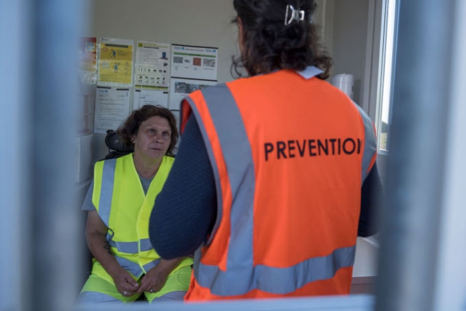 Vue d'une situation de travail en entreprise.