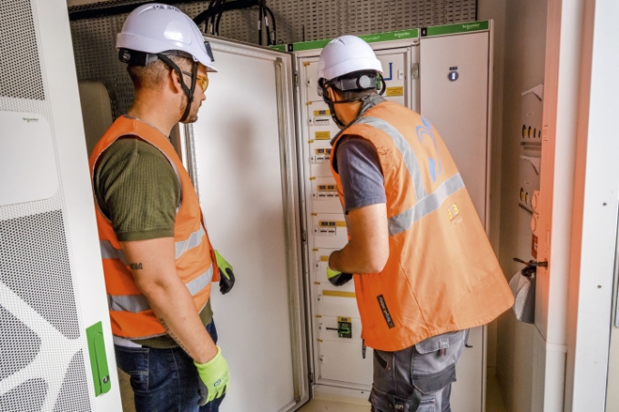 Vue d'une situation de travail sur une armoire électrique.