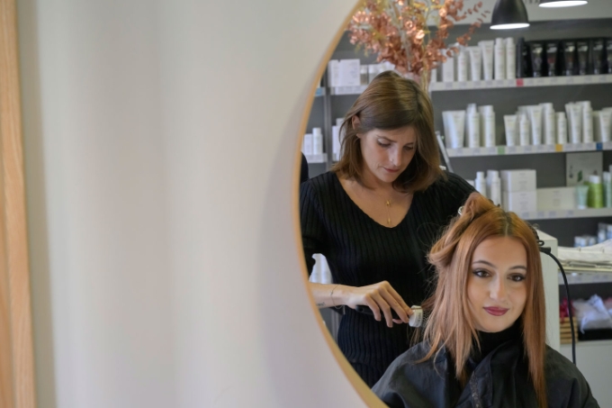 Vue d'une situation de travail dans le secteur de la beauté.