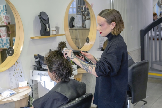 Vue d'une situation de travail dans le secteur de la beauté.