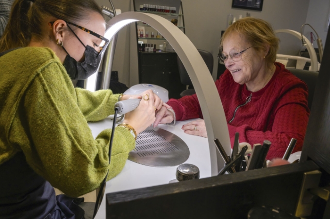 Vue d'une situation de travail en onglerie.