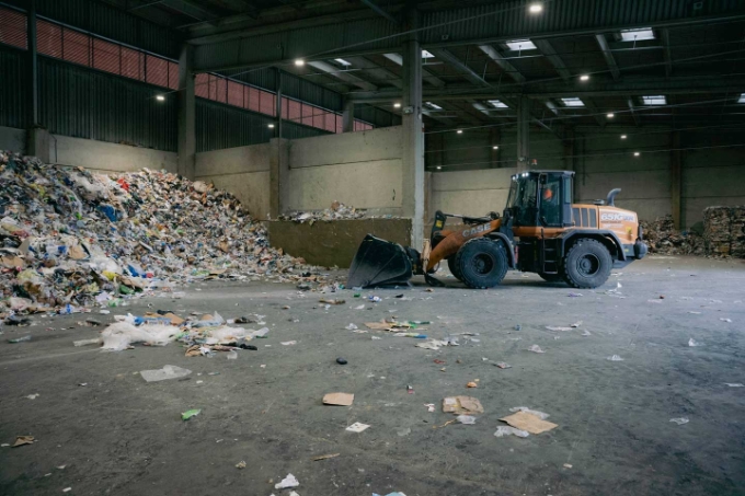 La première zone à risque se situe dans le hall de réception  des déchets, lorsque les godets des chargeuses raclent le sol pour se saisir de la matière à recycler.