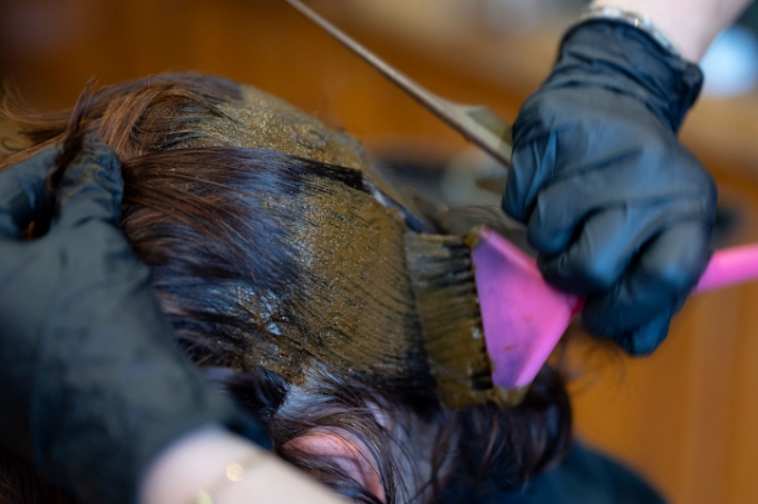Vue d'une situation de travail en salon de coiffure.