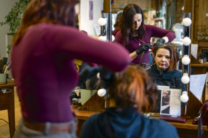Vue d'une situation de travail dans un salon de coiffure.