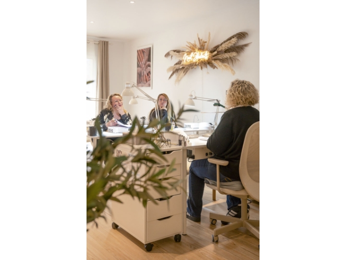 Vue d'une situation de travail en onglerie.