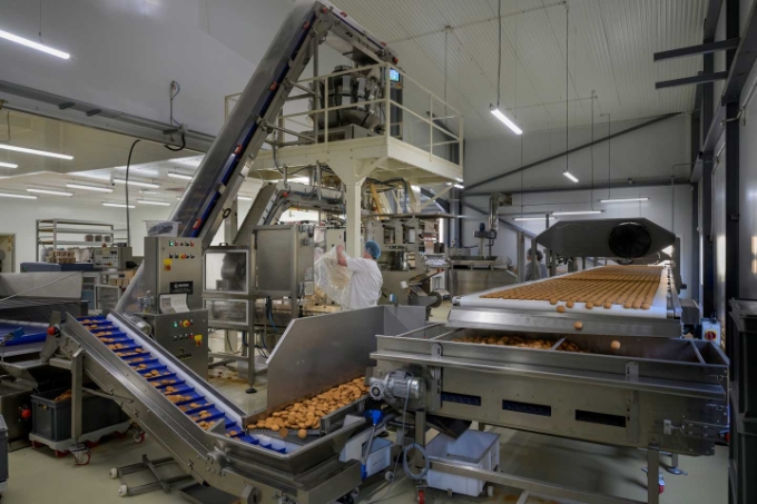 En sortie de la ligne de four, qui émet très peu de chaleur résiduelle, le niveau sonore a fait l’objet d’une étude par le service de prévention et de santé au travail.  Il s’avère un peu élevé lorsque les biscuits cuits puis séchés tombent sur un plan incliné en inox pour transiter vers la pesée.