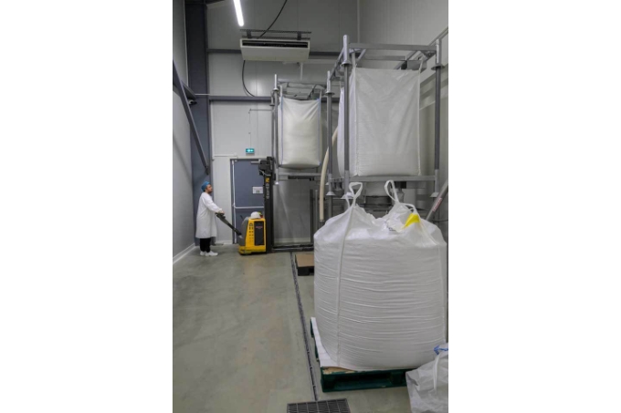 Depuis peu, les matières premières arrivent en big bags et sont déversées grâce à un chariot dans le pétrin, ce qui réduit drastiquement les ports de charges.