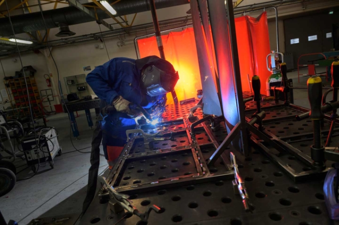 Les torches aspirantes familiarisent les élèves en chaudronnerie au fait qu'il est possible de travailler sans être exposé aux fumées de soudage. Des potences sont peu à peu installées pour soulager les utilisateurs du poids de l'outil.