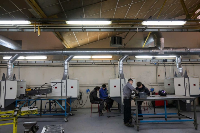 L’atelier de chaudronnerie industrielle met à la disposition des élèves des postes équipés de dosserets aspirants.