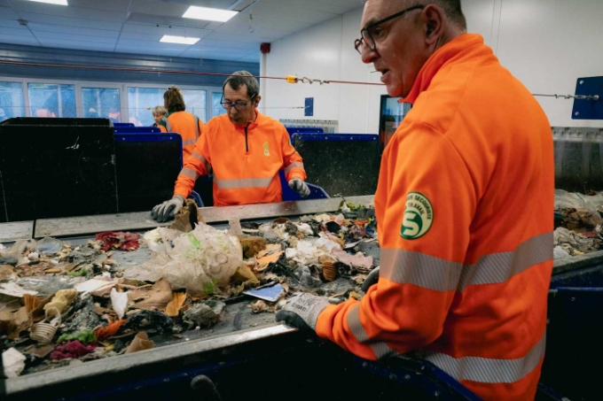 Les piles et batteries au lithium représentent la bête noire des opérateurs de tri : elles constituent, avec la multiplication de leur usage ces dernières années, une source importante de départs de feu. 