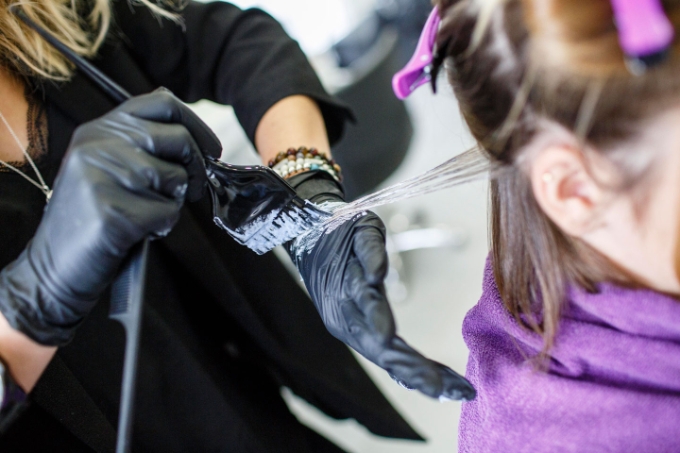 Vue d'une situation de travail dans un salon de coiffure.