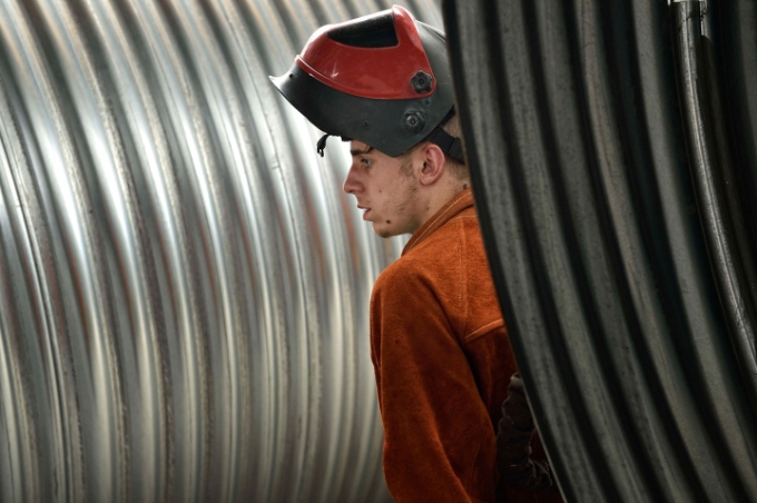 Vue d'un soudeur en situation de travail.