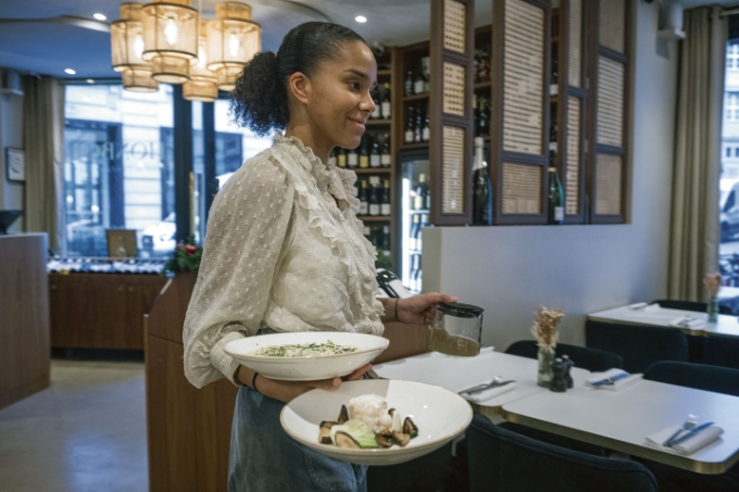 Vue d'une situation de travail d'une jeune travailleuse.