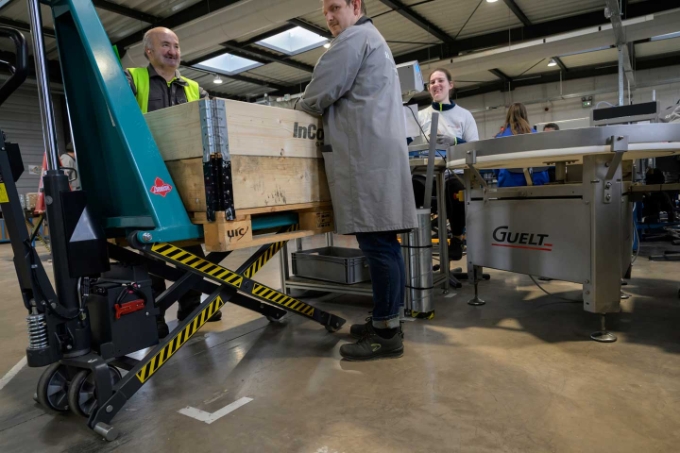 La dynamique en place au sein des établissements Handy'Up est notamment illustrée par des tire-palettes haute levée électriques qui remplacent progressivement  les anciens modèles à timon.  