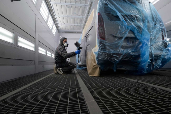 La cabine de peinture, équipée d'une ventilation asservie à l'entrée  de l'opérateur en son sein, a été en partie financée par le contrat de prévention conclu avec la Carsat.