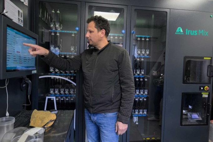 La mélangeuse à peinture réalise mécaniquement toutes les teintes voulues avec une grande précision sans manutention  de pots de peinture,  et sans émanations  de produits chimiques. Tout se passe dans une immense armoire vitrée fermée, dotée d’une ventilation à l’arrière.