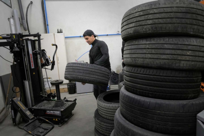 Pour démonter les pneus, les opérateurs disposent d'un équipement avec lequel ils ont juste à basculer la roue, pour ensuite faire fonctionner le démonte-pneu doté d’un bras.