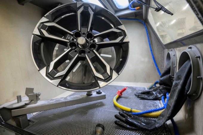 Parmi le matériel ayant fait l’objet d’un contrat de prévention, la sableuse pour dépolir les jantes, fermée et ventilée, et qui dispose d’un support pour faire tourner la jante. Résultat : plus de contrainte posturale, plus de port de charges et plus d'exposition au sable.