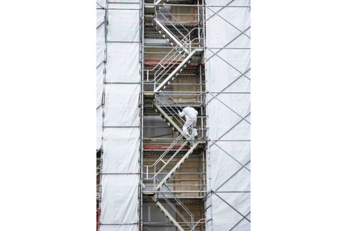 Lorsqu’ils quittent leur poste, les compagnons œuvrant à  des tâches exposantes empruntent obligatoirement  un escalier dédié  qui aboutit à une zone confinée équipée d’unités mobiles  de décontamination. Les travailleurs  y retirent leurs EPI  et vêtements pollués, puis se douchent avant d’enfiler des habits propres.